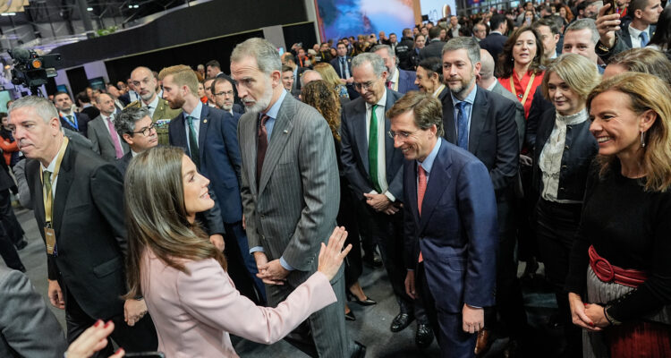 El alcalde de Madrid, José Luis Martínez-Almeida, la delegada de Cultura, Turismo y Deporte, Marta Rivera de la Cruz, y la concejala delegada de Turismo, Almudena Maíllo, con los reyes durante la inauguración de la 54º edición de la Feria Internacional de Turismo en IFEMA Madrid