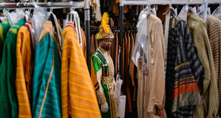 Imágenes del taller donde se prepara el vestuario de los pajes de la cabalgata de Reyes