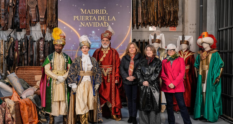 La vicealcaldesa de Madrid y alcaldesa en funciones, Inma Sanz, y la delegada de Cultura, Turismo y Deporte, Marta Rivera de la Cruz, junto a los pajes reales durante la presentación de la cabalgata de Reyes 2025