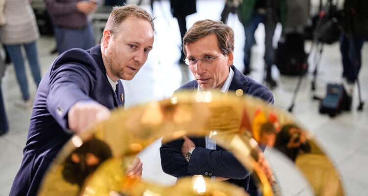 El alcalde de Madrid, José Luis Martínez-Almeida, durante el acto de recibimiento al trofeo del Mundial de Clubes de la FIFA en el Palacio de Cibeles