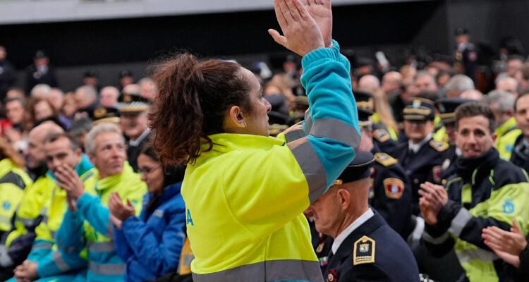 Intervención de doña Sherezade Talavera Alonso, responsable de Limpieza Pública Viaria UGT, durante el acto de homenaje a los servicios municipales que prestaron ayuda tras la DANA en la Comunidad Valenciana