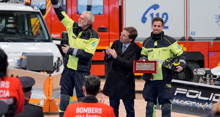 Representantes del Cuerpo de Bomberos durante la entrega de reconocimientos a los servicios municipales que prestaron ayuda tras la DANA en la Comunidad Valenciana