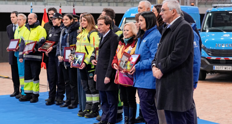 Acto en la Caja Mágica (Madrid) en homenaje a los servicios municipales que prestaron ayuda tras la DANA en la Comunidad Valenciana