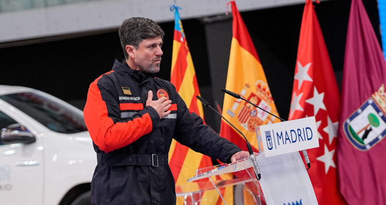 Intervención del jefe del Cuerpo de Bomberos de Valencia, Enrique Chisbert durante el acto de homenaje a los servicios municipales que prestaron ayuda tras la DANA en la Comunidad Valenciana