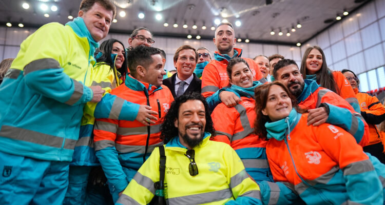 El alcalde de Madrid con miembros de los servicios municipales durante acto en la Caja Mágica (Madrid) en homenaje a los servicios municipales que prestaron ayuda tras la DANA en la Comunidad Valenciana