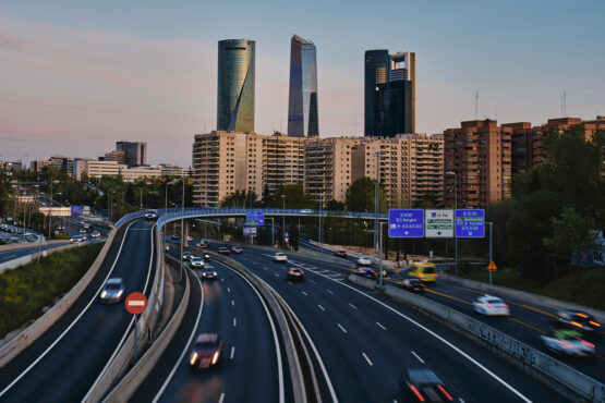 Panorámica de la M-30 con las 5 torres al fondo