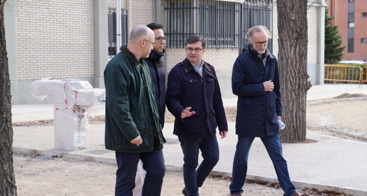 El delegado de Políticas de Vivienda y presidente de EMVS Madrid, Álvaro González, acompañado del concejal del distrito, Orlando Chacón, en su visita a las obras de regeneración urbana de San Nicolás-Arechavaleta en Villaverde