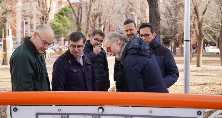 El delegado de Políticas de Vivienda y presidente de EMVS Madrid, Álvaro González, acompañado del concejal del distrito, Orlando Chacón, en su visita a las obras de regeneración urbana de San Nicolás-Arechavaleta en Villaverde