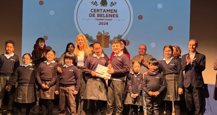 La concejala de Ciudad Lineal, Nadia Álvarez, con participantes del V Certamen de Belenes y Villancicos