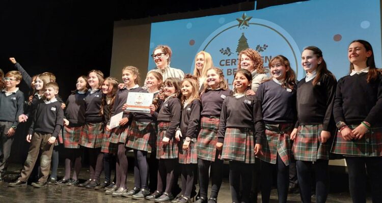 La concejala de Ciudad Lineal, Nadia Álvarez, con participantes del V Certamen de Belenes y Villancicos