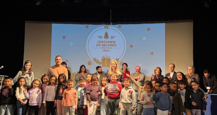 La concejala de Ciudad Lineal, Nadia Álvarez, con participantes del V Certamen de Belenes y Villancicos