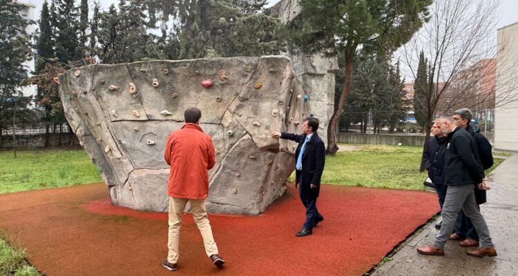 Martínez Páramo en la visita de inicio de obras de rehabilitación del rocódromo del centro deportivo