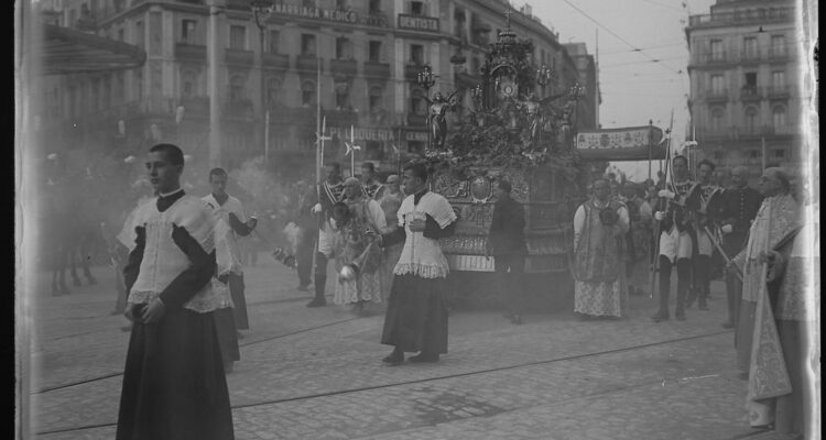 Procesión del Corpus a su paso por la Puerta del Sol (1929)