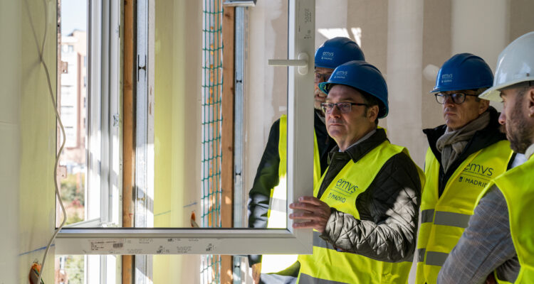 El delegado de Políticas de Vivienda y presidente de EMVS Madrid, Álvaro González, durante su visita a las obras de Cañaveral 10, en Vicálvaro