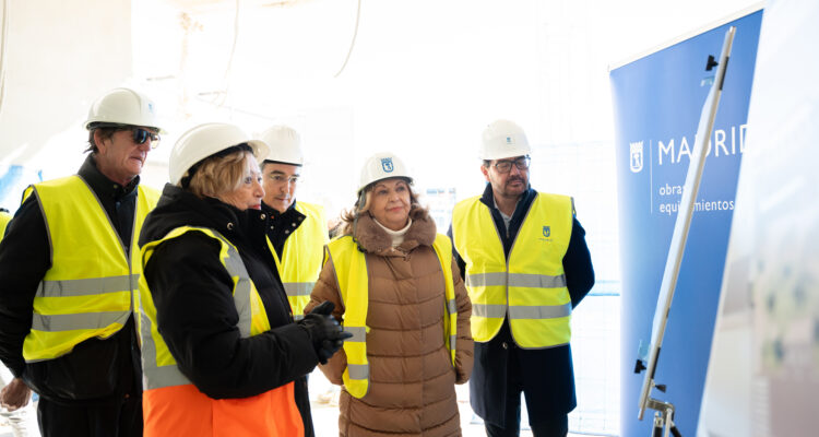 Las delegadas de Obras y Equipamientos, Paloma García Romero, y de Economía, Innovación y Hacienda, Engracia Hidalgo, junto al concejal de Villa de Vallecas, Carlos González Pereira, durante la visita a las obras de la nueva factoría industrial que el Ayuntamiento está construyendo en el polígono La Atalayuela, en Villa de Vallecas