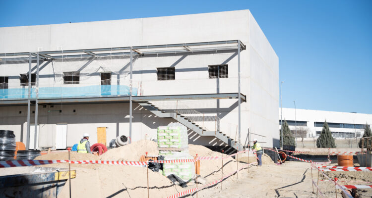 Obras de la nueva factoría industrial que el Ayuntamiento está construyendo en el polígono La Atalayuela, en Villa de Vallecas