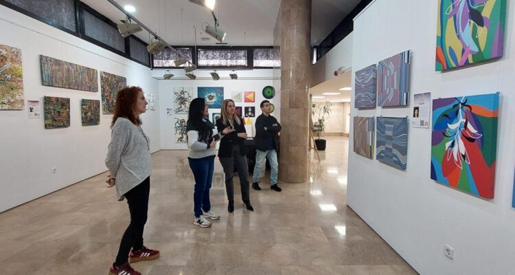 La concejala en la exposición ‘Venezolanos en libertad’