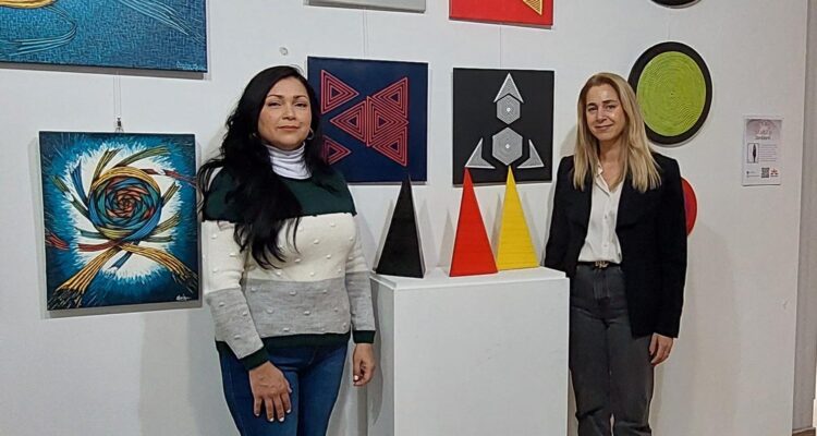 La concejala con una de las artistas de la exposición ‘Venezolanos en libertad’