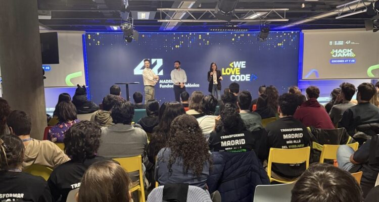 Imagen de la la recepción de los participantes en las instalaciones del campus