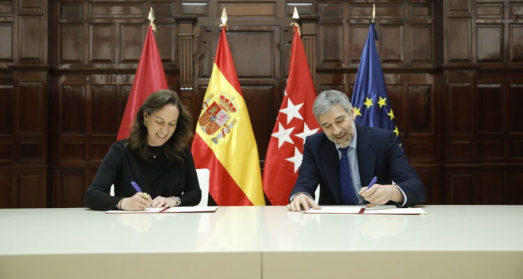 Firma del convenio entre el Ayuntamiento y el ICJCE