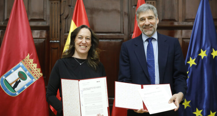 Firma del convenio entre el Ayuntamiento y el ICJCE