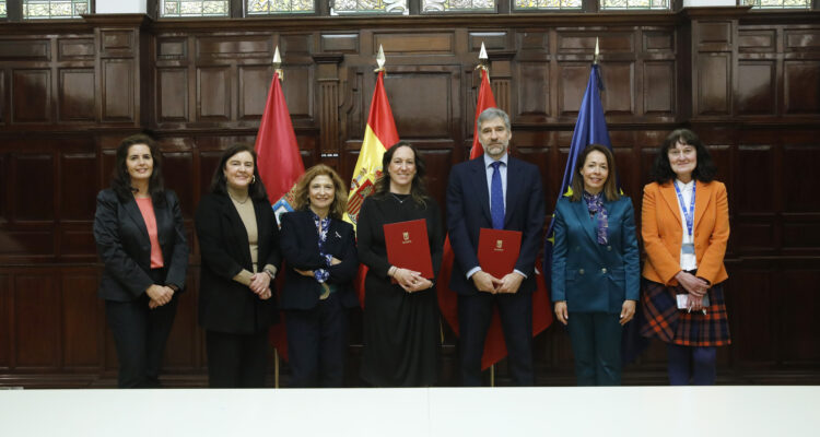 Firma del convenio entre el Ayuntamiento y el ICJCE