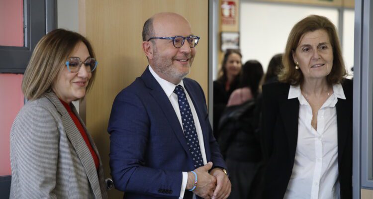 Fernández en la visita de hoy a una de las oficinas de tramitación de esta ayuda económica municipal