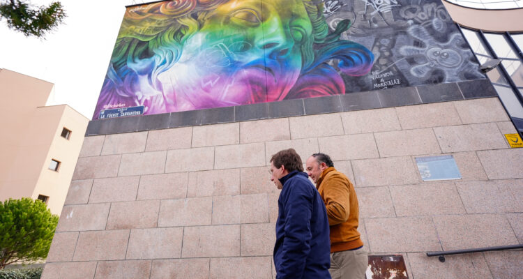 Almeida y Pezuela debajo de mural