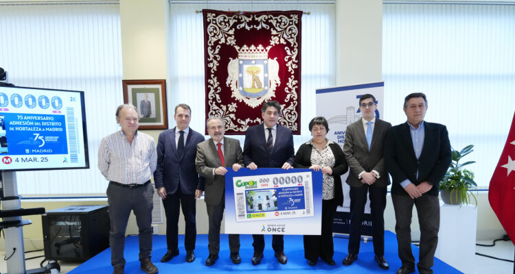 Foto de familia con la imagen del cupón conmemorativo en el acto de presentación del cupón conmemorativo