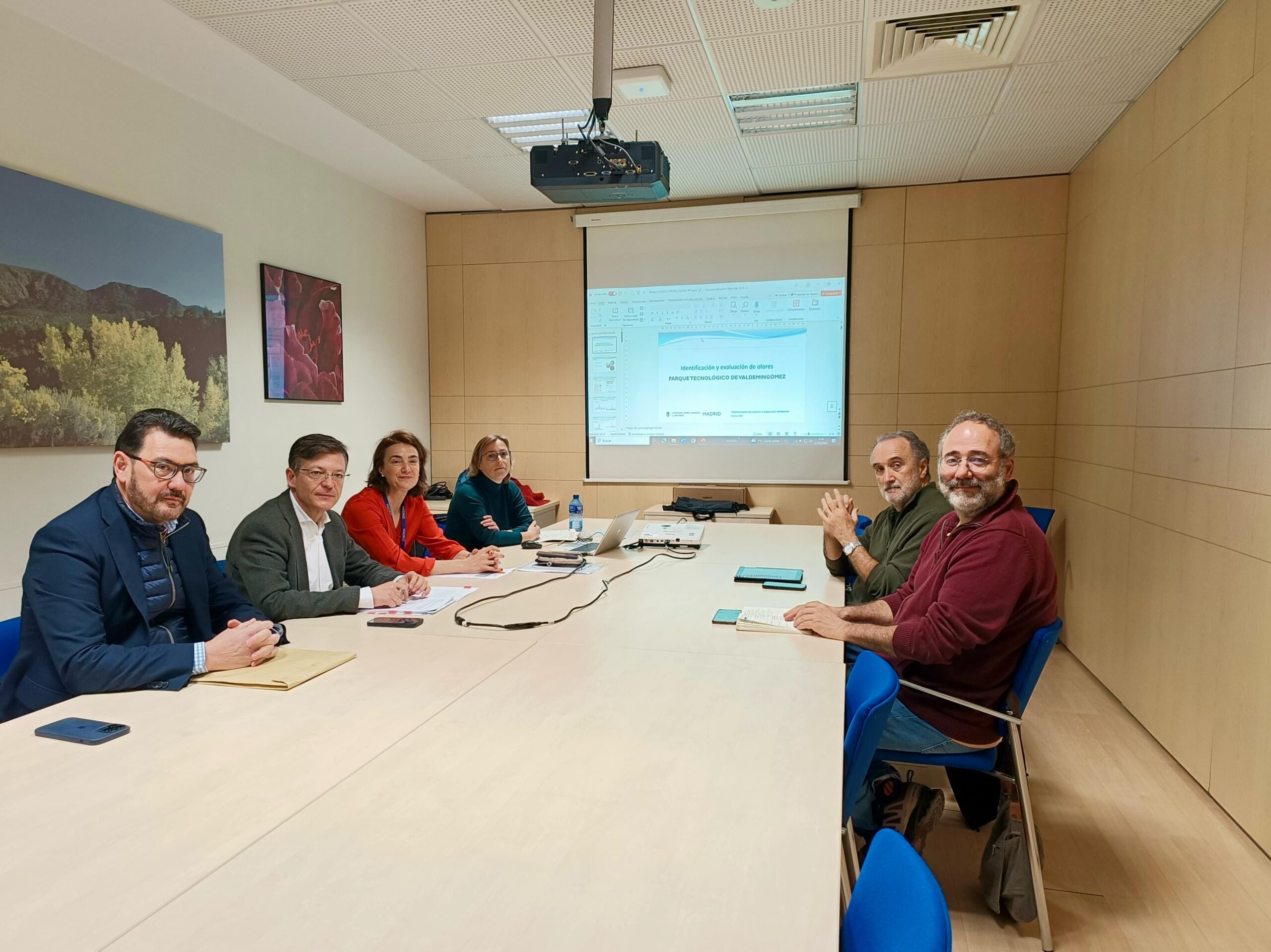 Imagen de la Comisión de Olores de Valdemingómez, reunida en la mañana de este jueves