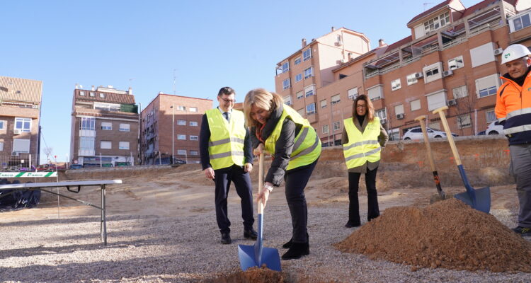 La vicealcaldesa, Inma Sanz, acompañada del delegado de Políticas de Vivienda y presidente de la Empresa Municipal de la Vivienda y Suelo de Madrid (EMVS Madrid), Álvaro González, y de la concejala de Tetuán, Paula Gómez-Angulo, coloca la primera piedra de Paseo de la Dirección 3, la nueva promoción de EMVS Madrid en Tetuán