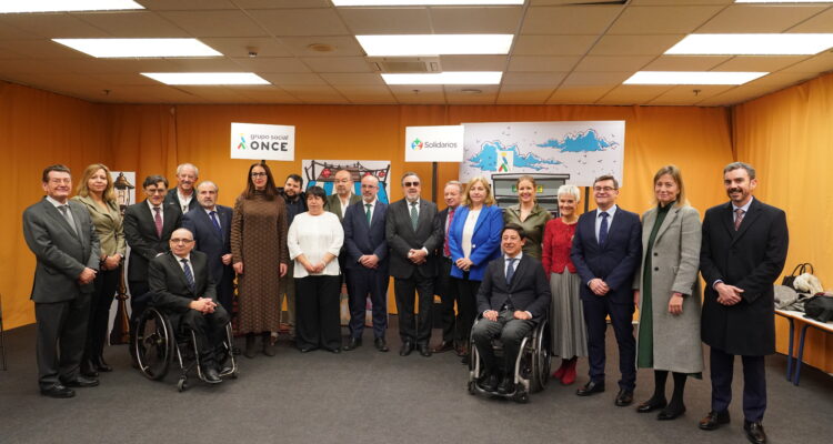 Foto de familia con los galardonados y organizadores