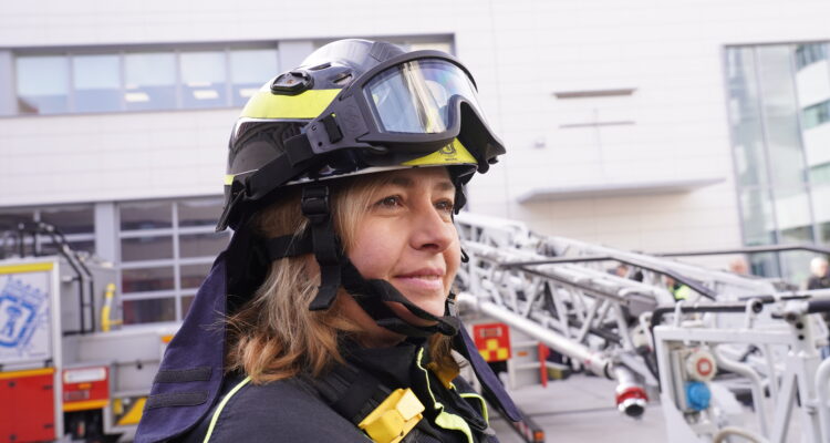 La vicealcaldesa y delegada de Seguridad y Emergencias, Inma Sanz, durante su visita al Parque 5º de Bomberos de Madrid para hacer balance de la actividad de este cuerpo municipal a lo largo de 2024