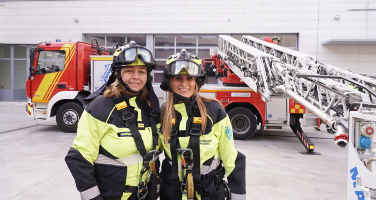 La vicealcaldesa y delegada de Seguridad y Emergencias, Inma Sanz, y la concejala de Usera, Sonia Cea, durante su visita al Parque 5º de Bomberos de Madrid para hacer balance de la actividad de este cuerpo municipal a lo largo de 2024
