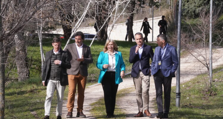 La vicealcaldesa de Madrid, Inma Sanz, acompañada por Pedro Antonio Ruiz, director general de la Agencia regional de Seguridad y Emergencias Madrid 112 (ASEM 112), durante su visita al IFISE para presenciar la parte práctica de un curso formativo de intervención policial contra violencia de género