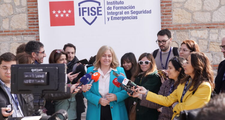 La vicealcaldesa de Madrid, Inma Sanz, durante su visita al Instituto de Formación Integral en Seguridad y Emergencias de la Comunidad de Madrid (IFISE) para presenciar la parte práctica de un curso formativo de intervención policial contra violencia de género