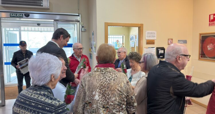 El concejal de Latina, Alberto González, entregando las rosas por San Valentín