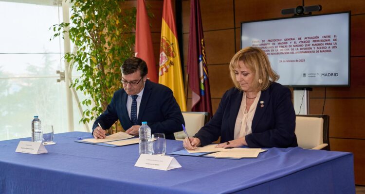 El delegado de Políticas de Vivienda y presidente de la Empresa Municipal de Vivienda y Suelo de Madrid (EMVS Madrid), Álvaro González, y la presidenta del Colegio Profesional de Administradores de Fincas de Madrid (CAF Madrid), Manuela Julia Martínez Torres, durante la firma del protocolo general de actuación entre el Ayuntamiento de Madrid y CAF Madrid