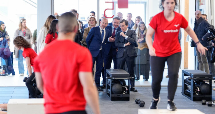 El alcalde de Madrid, José Luis Martínez-Almeida, durante su visita al nuevo Centro Deportivo Municipal Cuatro Caminos con motivo de su inauguración