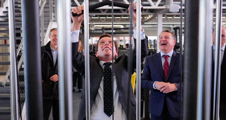 El alcalde de Madrid, José Luis Martínez-Almeida, durante su visita al nuevo Centro Deportivo Municipal Cuatro Caminos con motivo de su inauguración