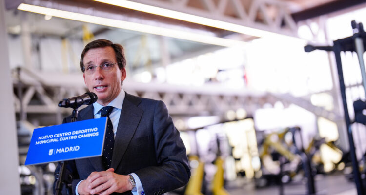 El alcalde de Madrid, José Luis Martínez-Almeida, durante su visita al nuevo Centro Deportivo Municipal Cuatro Caminos con motivo de su inauguración