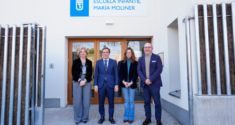 El alcalde, acompañado por la delegada de Obras y Equipamientos, Paloma García Romero; el delegado de Políticas Sociales, Familia e Igualdad, José Fernández, y la concejala de Tetuán, Paula Gómez-Angulo