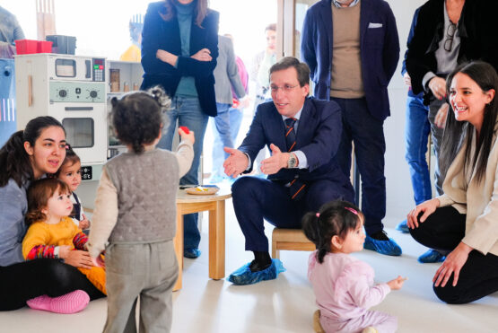 El alcalde en la visita al nuevo centro de Tetuán