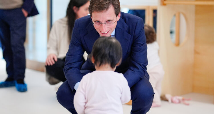 El alcalde en su visita a las instalaciones de la escuela infantil