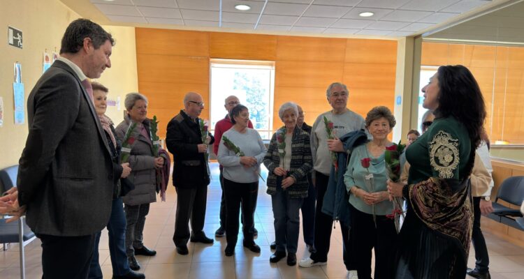 El concejal de Latina, Alberto González, entregando las rosas por San Valentín