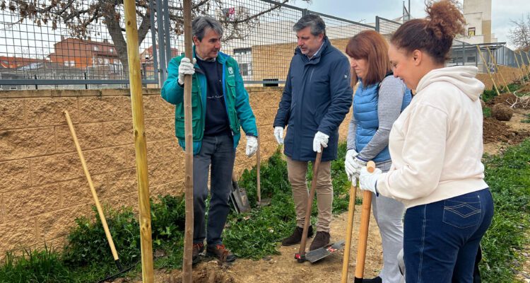 El concejal Juan Peña en la plantación de moreras del entorno del Espacio de Igualdad Ana Orantes