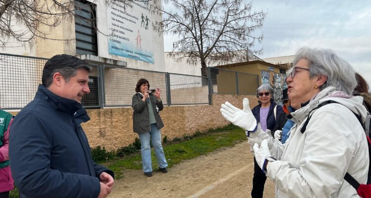 Juan Peña, concejal de Barajas, conversando con una de las participantes de la plantación de moreras en el entorno del espacio de igualdad de Ana Orantes en Barajas