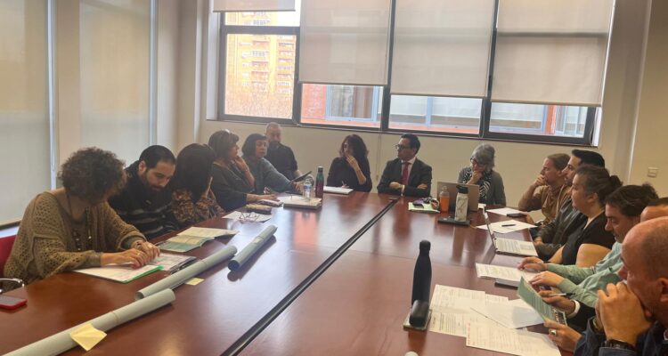 El concejal de Villaverde, Orlando Chacón, durante el Consejo Local de la Infancia y la Adolescencia
