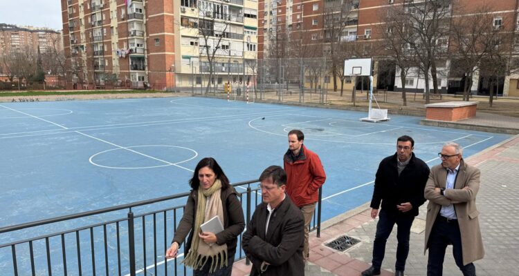 Martínez Páramo en su visita a los espacios municipales del barrio del Pilar tras las obras de mejora