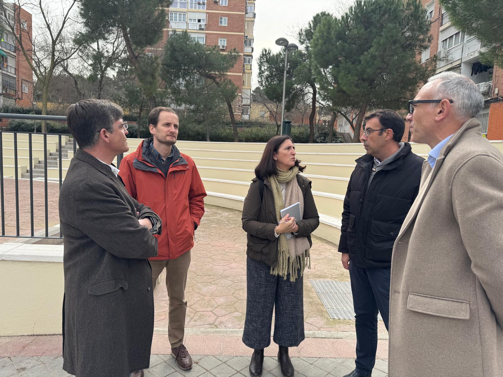 El concejal del distrito, José Antonio Martínez Páramo, en su visita al anfiteatro Marta Rodríguez-Tarduchy